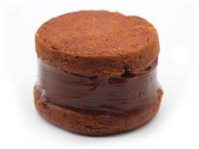 � fatto con due biscotti al cioccolato e all�interno farcito con il dulche de leche: una crema densa e spalmabile a base di latte e zucchero dal sapore simile a quello delle caramelle Mou